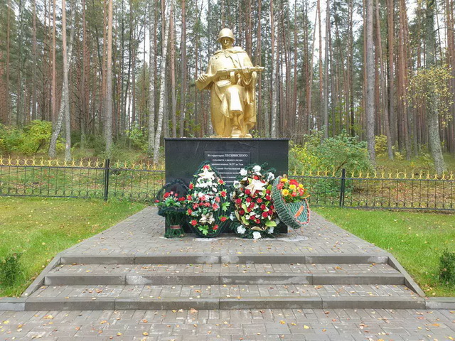 Памятник на мемориальном захоронении узников шталага 337 и воинов освободителей